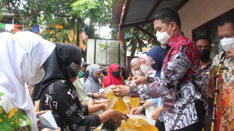 Operasi Pasar Murah Minyak Goreng, Wali Kota Samarinda Ikut Jualan