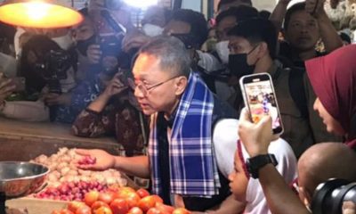 Mendag Zulhas Blusukan ke Pasar Merdeka, Kaget Bayar Belanja Bisa Pakai QRIS