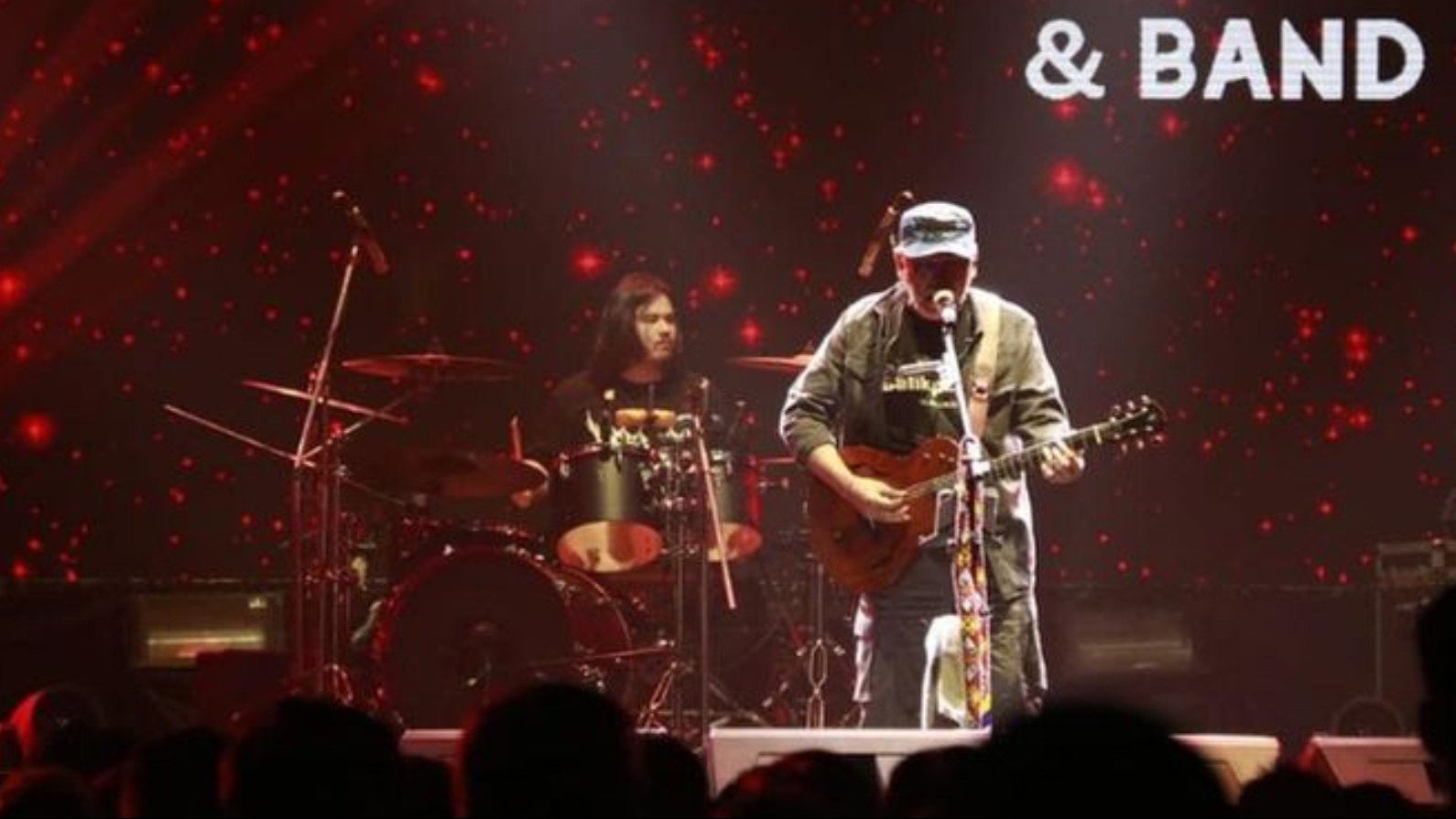 Dua Jam Konser di Balikpapan, Iwan Fals Lantunkan 15 Lagu Pilihan