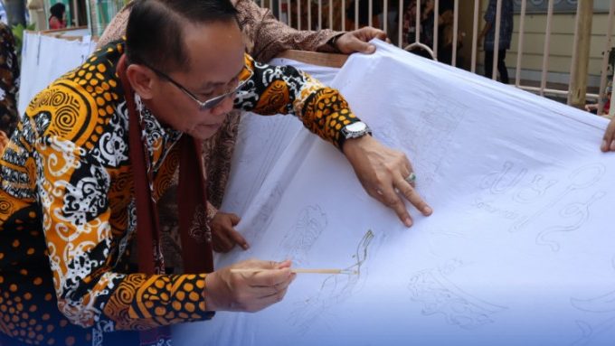 Rayakan Hari Batik Nasional, Rekor Membatik Terpanjang Se-Kaltim Dipecahkan