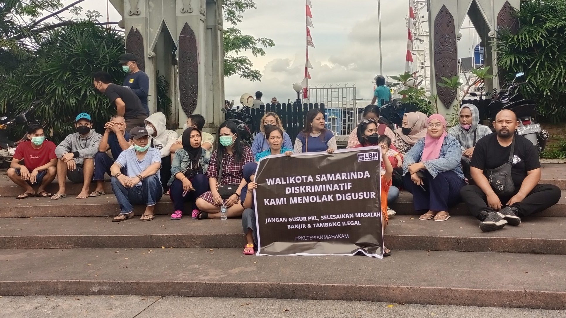 PKL Dilarang Berdagang di Tepian Mahakam, Pemkot Samarinda Dituding Diskriminatif