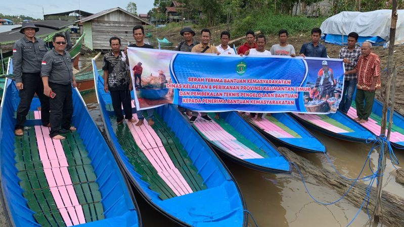 Baharuddin Demmu Serahkan Bantuan Perahu Fiber untuk Kelompok Nelayan Muara Muntai