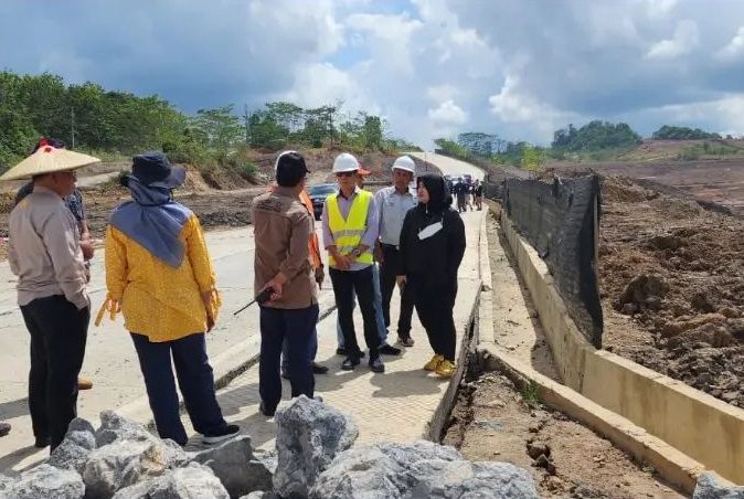 Pemprov Turun Tangan, Pastikan Perbaikan Jalan Rusak Sangasanga-Dondang
