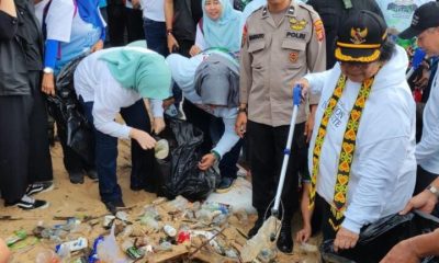 Kala Menteri LHK Bareng Rakyat Pungut Sampah Plastik di Pantai Balikpapan