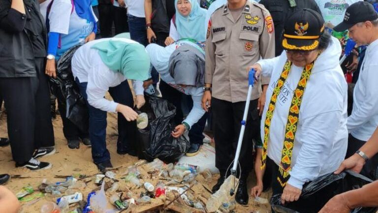 Kala Menteri LHK Bareng Rakyat Pungut Sampah Plastik di Pantai Balikpapan