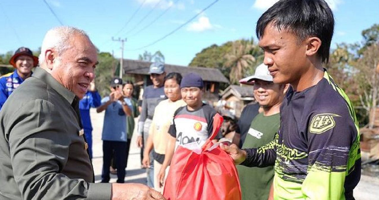 Isran Noor berikan bantuan korban kebakaran Kubar