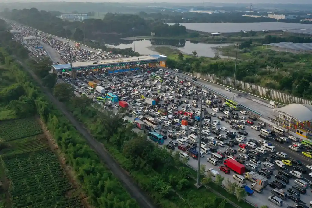 Foto udara antrean sejumlah kendaraan pemudik melewati Gerbang Tol Cikampek Utama di Karawang, Jawa Barat mudik tahun lalu.(Antara)