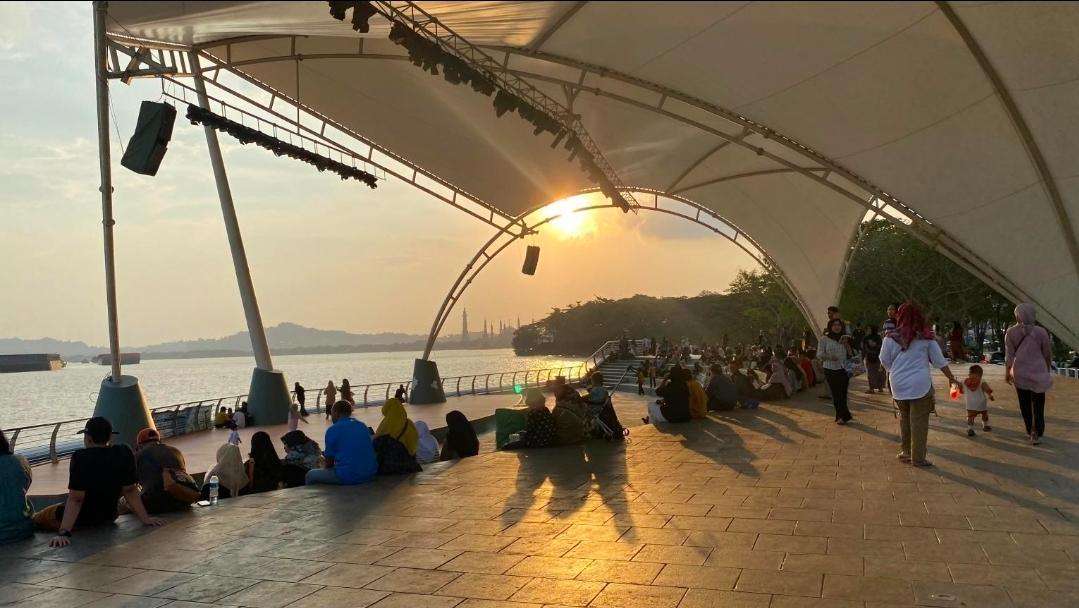 Ide healing murah di Samarinda dengan menikmati pemandangan Sungai Mahakam.